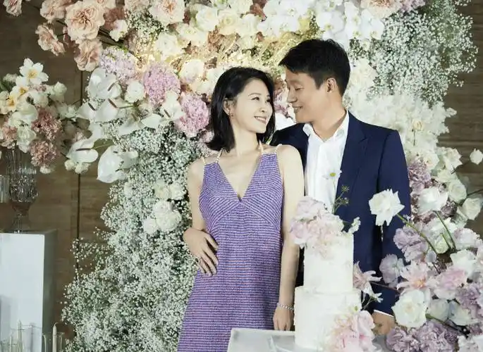 依旧宛如初恋,佟大为晒甜蜜合照庆祝结婚15周年_关悦_妻子_旅游