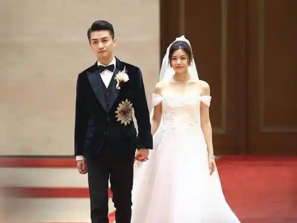 陈妍希40岁生日,陈晓为她举办生日会,现场布置如婚礼现场