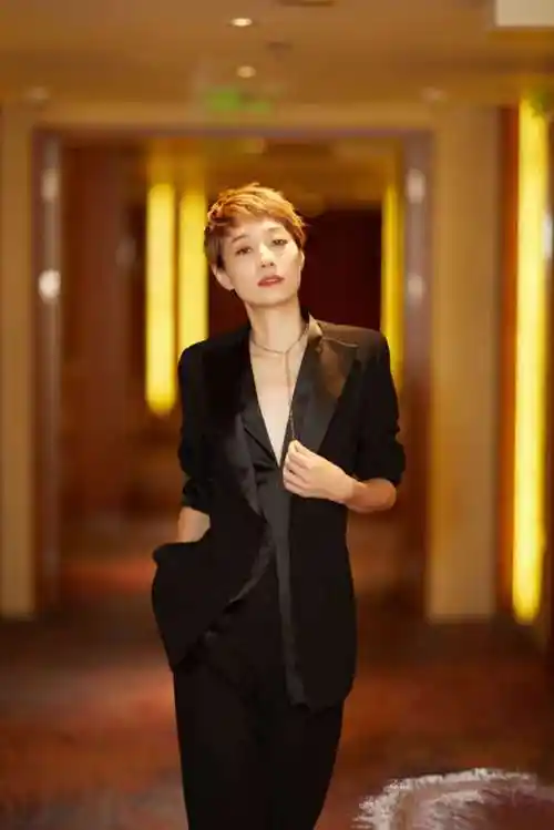 43岁马伊琍单身后"放开了",罕见真空西装出镜,高级时髦认不出_气质_女