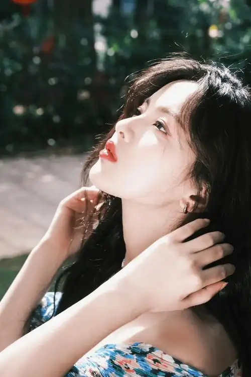 女星杨超越写真集:甜美俏丽,柔情似水