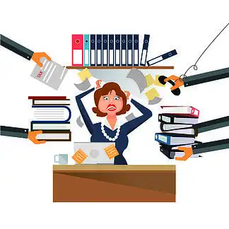 非常忙碌的女商人在办公室的办公桌上努力工作,有很多文书工作