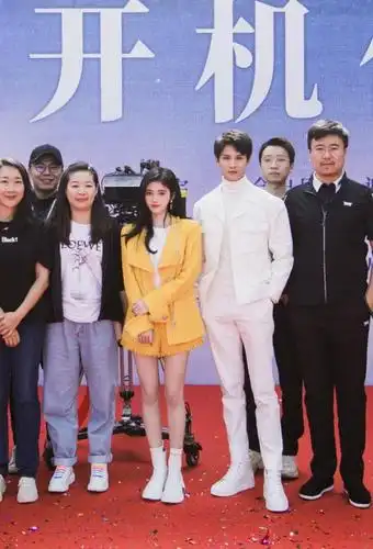 鞠婧祎确定身高159吗?当她穿上小黑裤出镜,这腿长得要命