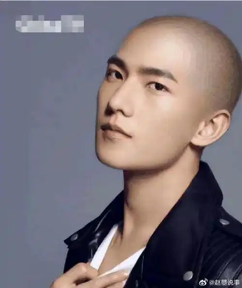 杨洋的三庭五眼非常标准,额头不宽不窄, 眉毛浓密,眼睛是内双