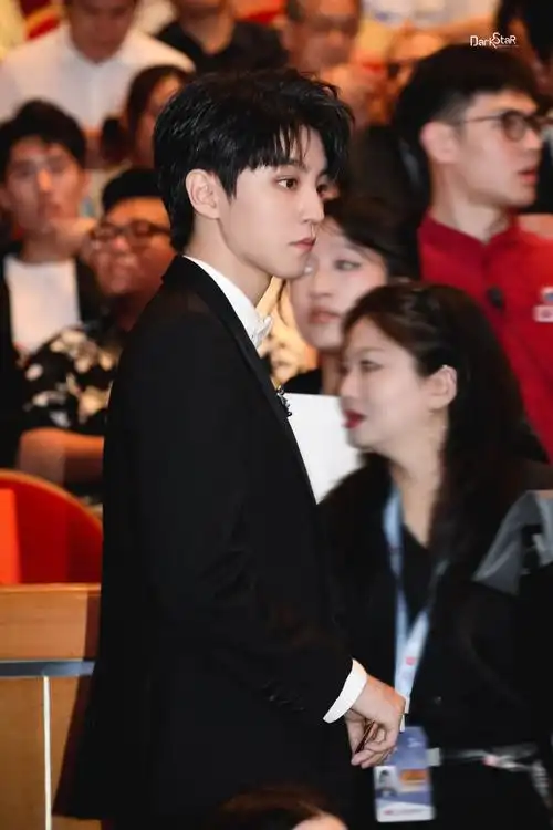 王俊凯超话#王俊凯电影野孩子##上海国际电影节#马亮哥哥带着弟弟来了