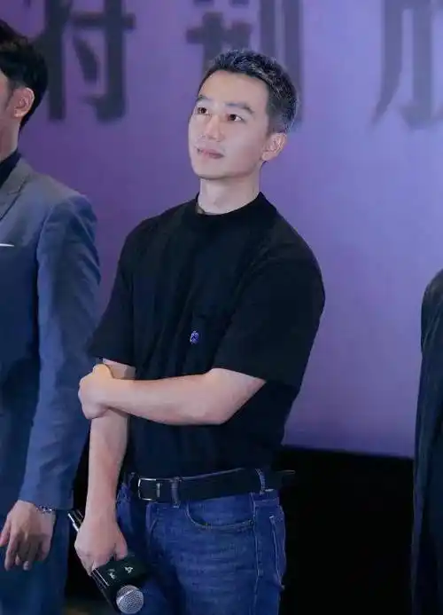 38岁黄轩对上46岁言承旭同款造型,被网友一对比,才知道油腻和时尚的