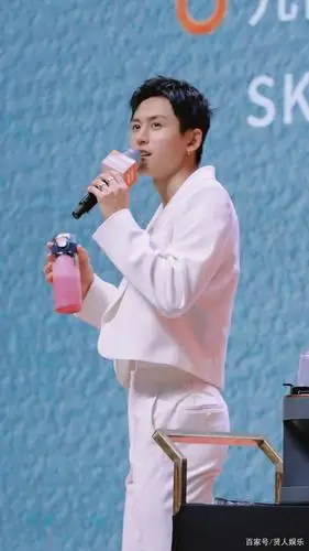 张哲瀚九阳直播精美壁纸,欢迎收藏哦