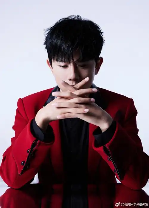 张杰超话@张杰身穿#盖娅传说#特别定制红色西装登台#奥运会资格系列赛