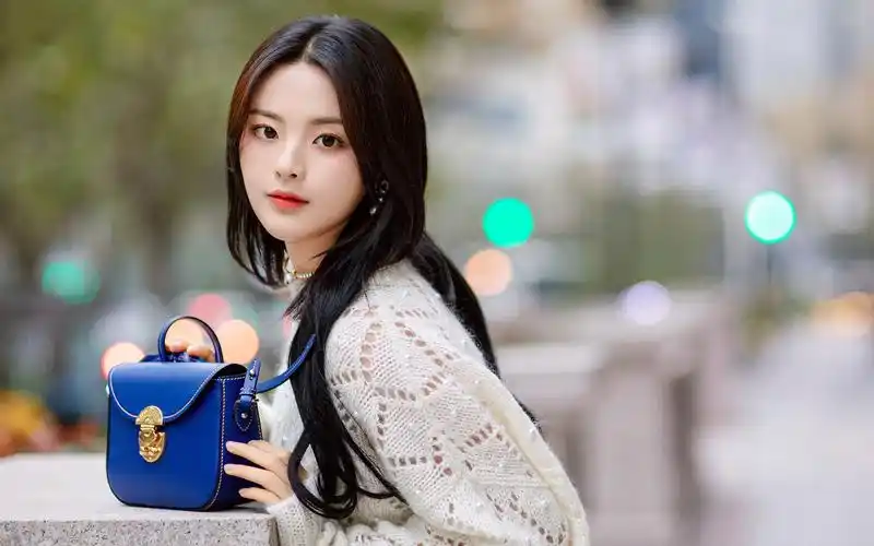 杨超越元气街拍高清桌面壁纸