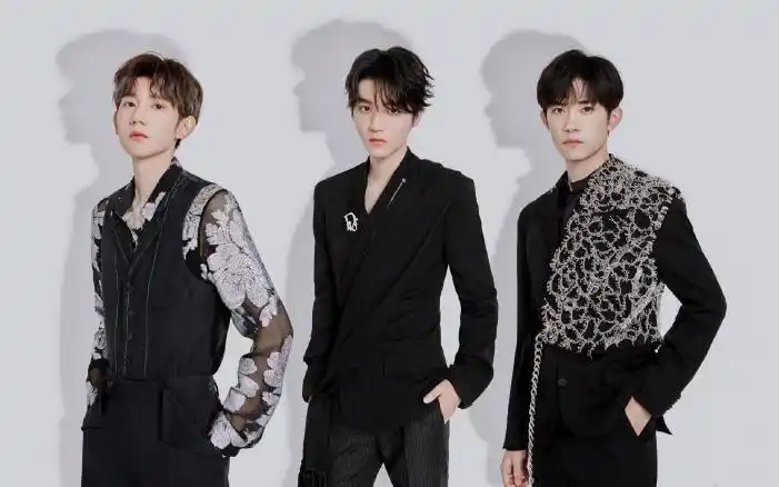 tfboys组合出道八周年三人卡点发微博共同录制八周年视频