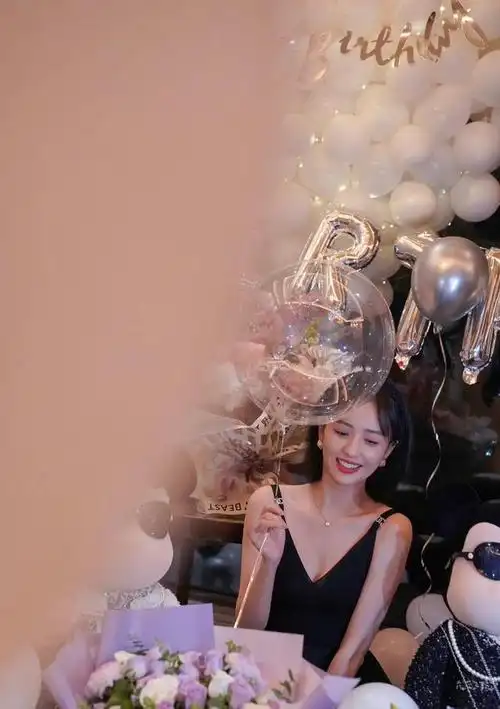 佟丽娅大办生日宴,陈思诚又来抢风头,她穿吊带裙照样开心庆生