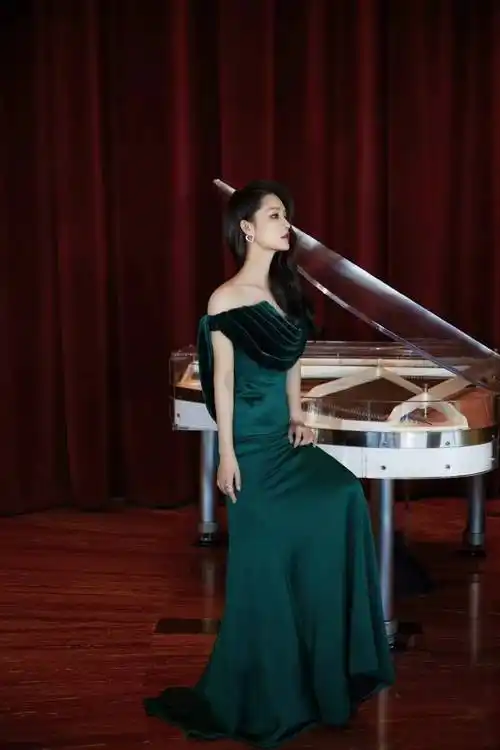 李沁穿绿色丝绒百褶鱼尾曳地晚礼服拍写真,高级奢华特显身材_时尚