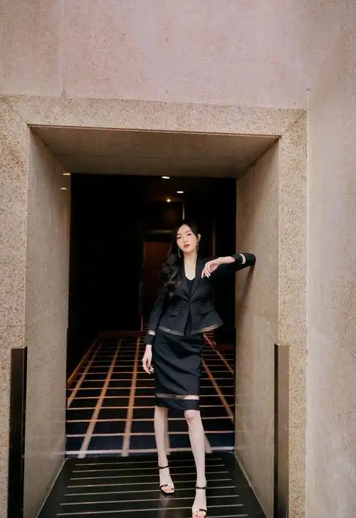 但是最受人瞩目的是唐嫣的一双美腿,娱乐圈常说一句话,比腿唐嫣从来不