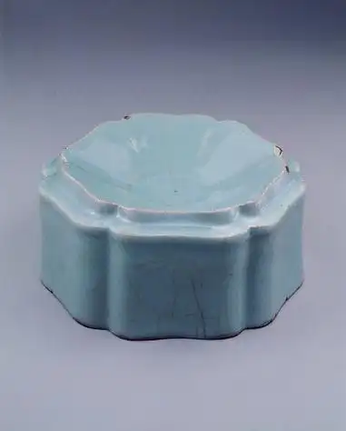 宋官窑青瓷葵花式洗