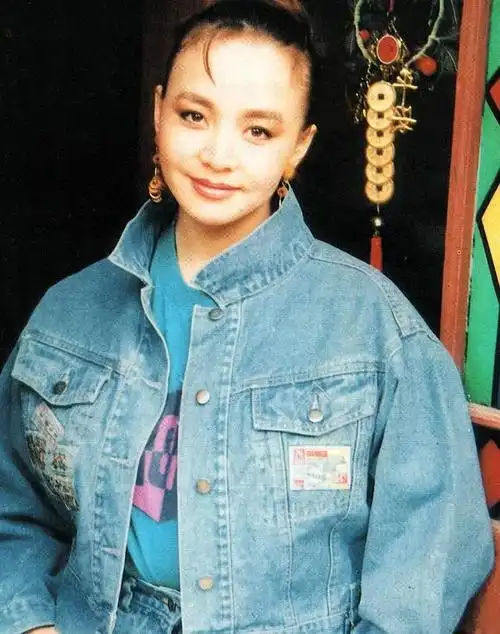 不要看如今的宋丹丹不修边幅,当年的她美的连倪萍都被比下去了