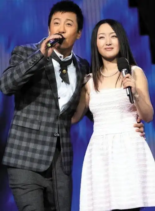 杨钰莹终究是老了,在美颜下看似年轻,但身材多少还是有点暴露了|毛宁