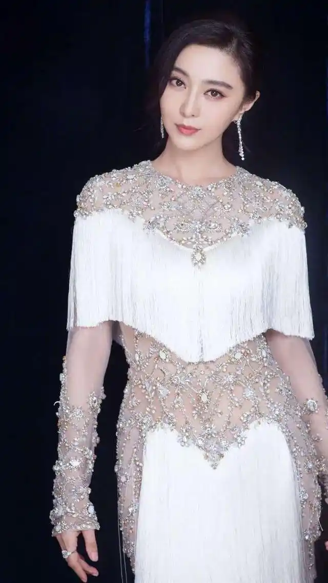 范冰冰终于放狠招,连透视"3d裙"都敢穿上身,一般人真驾驭不来
