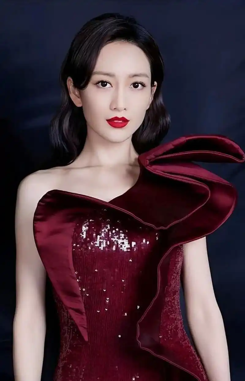 近日,王鸥的粉丝发布了一组偶像过去的照片,绝对性感美艳.