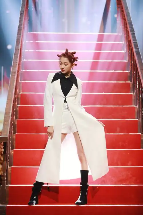 昨天顶流综艺《王牌对王牌》最新一期播出,关晓彤表现十分亮眼,尤其是