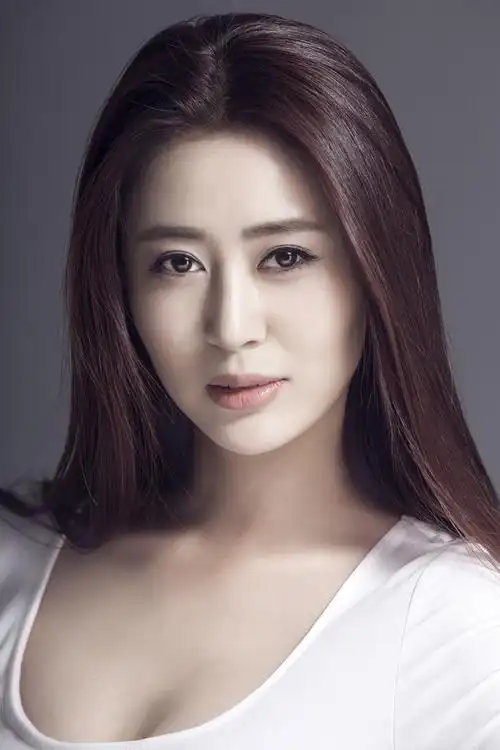 王晶春日写真甜美可人 清新灵动绽放迷人魅力