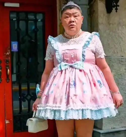上海男子穿女装出行,手抱玩偶脚穿蕾丝袜,路人:他有一个少女梦_男人