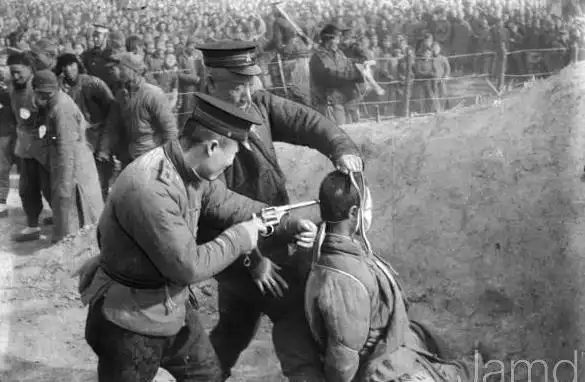 穿着蓝花条粗布裤子光着脚丫子上刑场去枪毙死刑犯图片(胆小不要看)