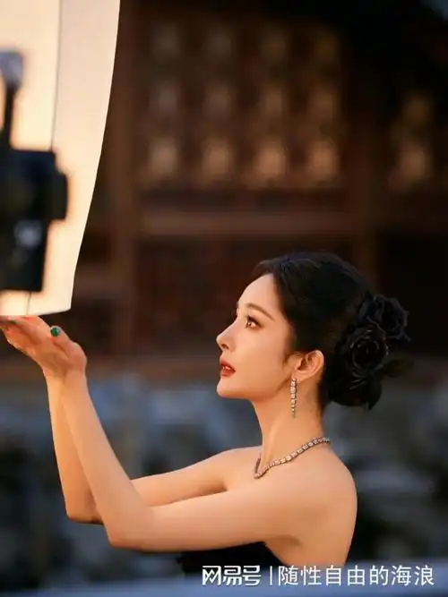 杨幂gq造型揭秘高定裙子上掉下来黑玫瑰造成出圈造型惊艳全场