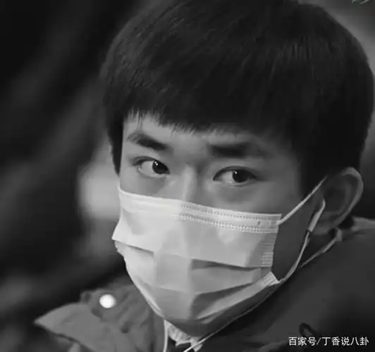 《中国医生》官宣剧照,易烊千玺首演医生,目光有神满眼都是戏