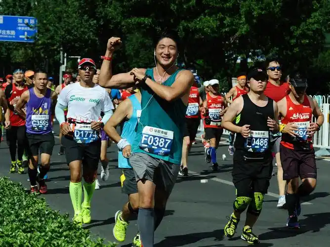 16北京国际马拉松比赛 写美篇下面这一组,都是敬礼的照片.
