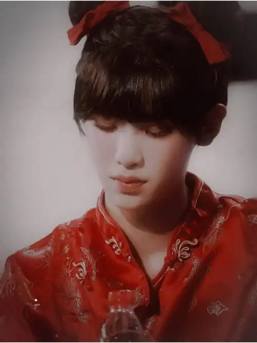 黄明昊女装温婉动人 变身跳劲舞的春丽 反差好大