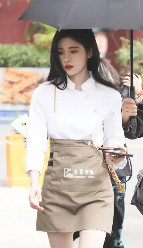 原创鞠婧祎穿厨娘装上街看清她腿长后确定身高有159cm