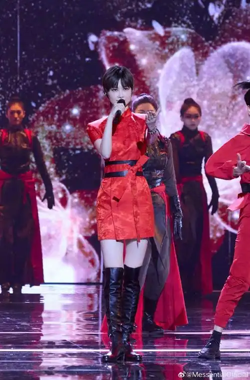 李宇春身着m essential 特别定制双鸟百花密缎新式旗袍,搭配m