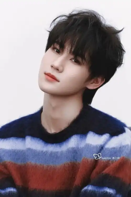 这小眼神 这帅气的脸庞太迷人啦!#张真源 # - 抖音