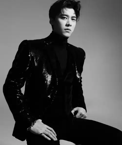 李易峰写真花絮曝光西装造型帅气十足