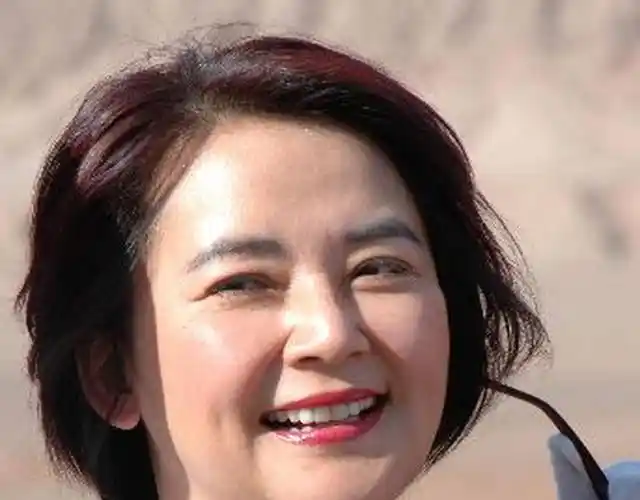 58岁胡慧中逛街豪放试衣 当众脱上衣长裙