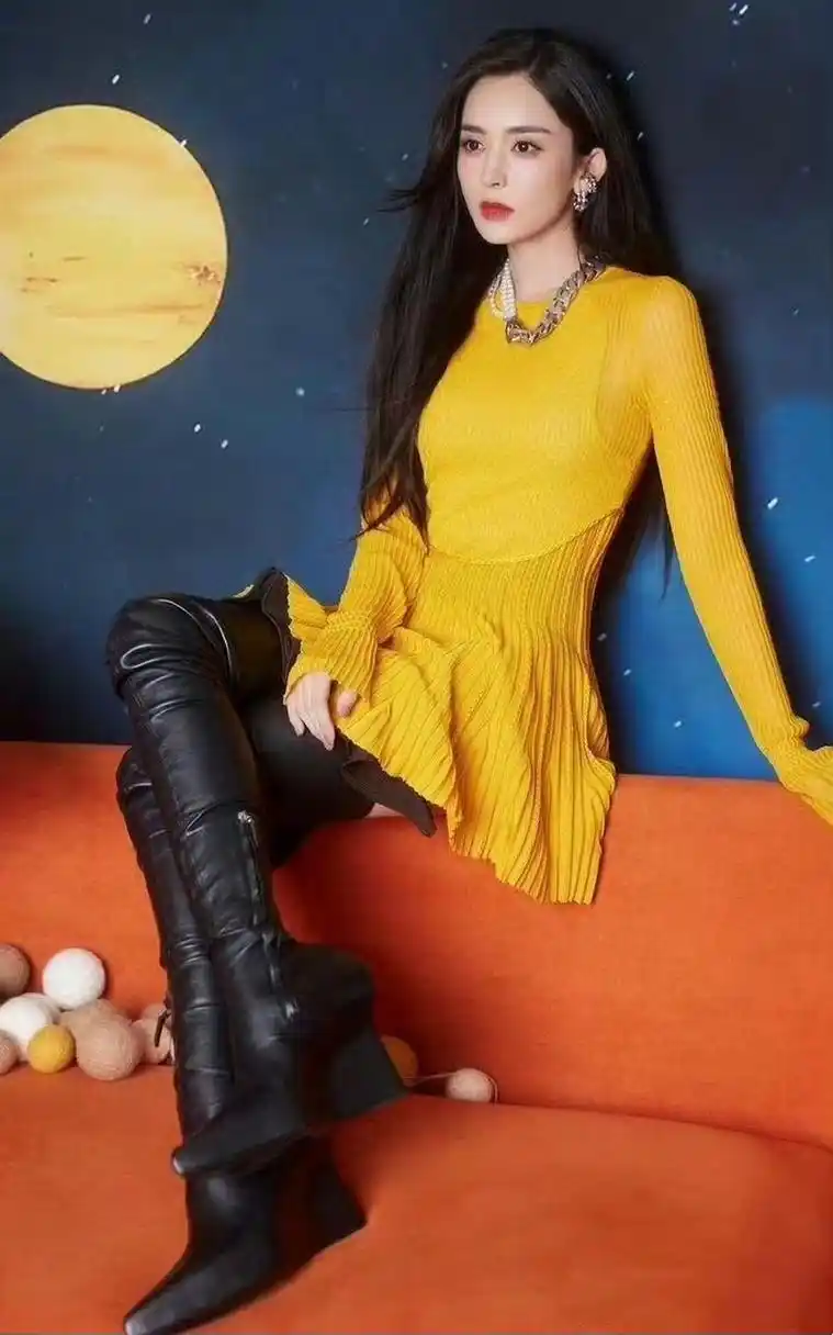 古力娜扎的靴子都可以当裤子穿了,除了坐着有点尴尬,其实还是很漂亮的