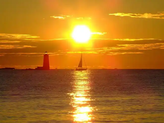 关键词: 帆船灯塔海洋大浪水波澜 红色天空 日出日落黄昏晨曦倒影