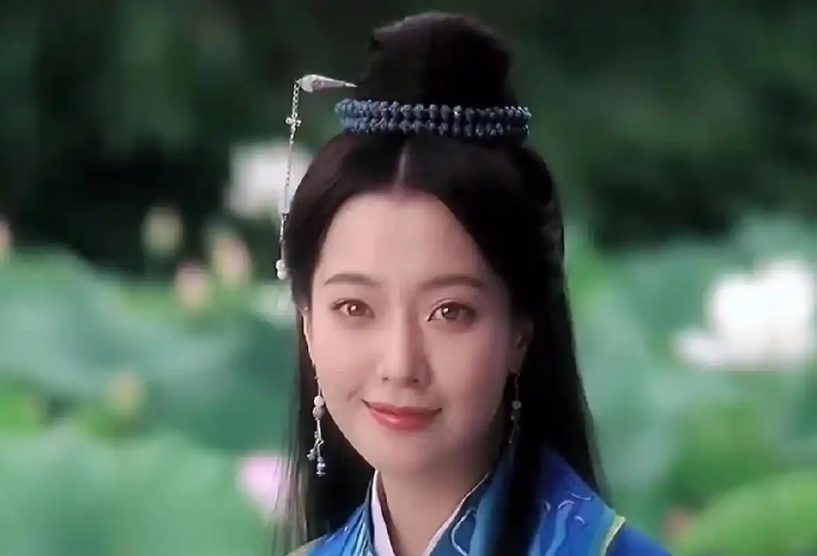 2004年拍神话成龙金喜善酒店独处两小时,两腿发软从房间走出,2004年