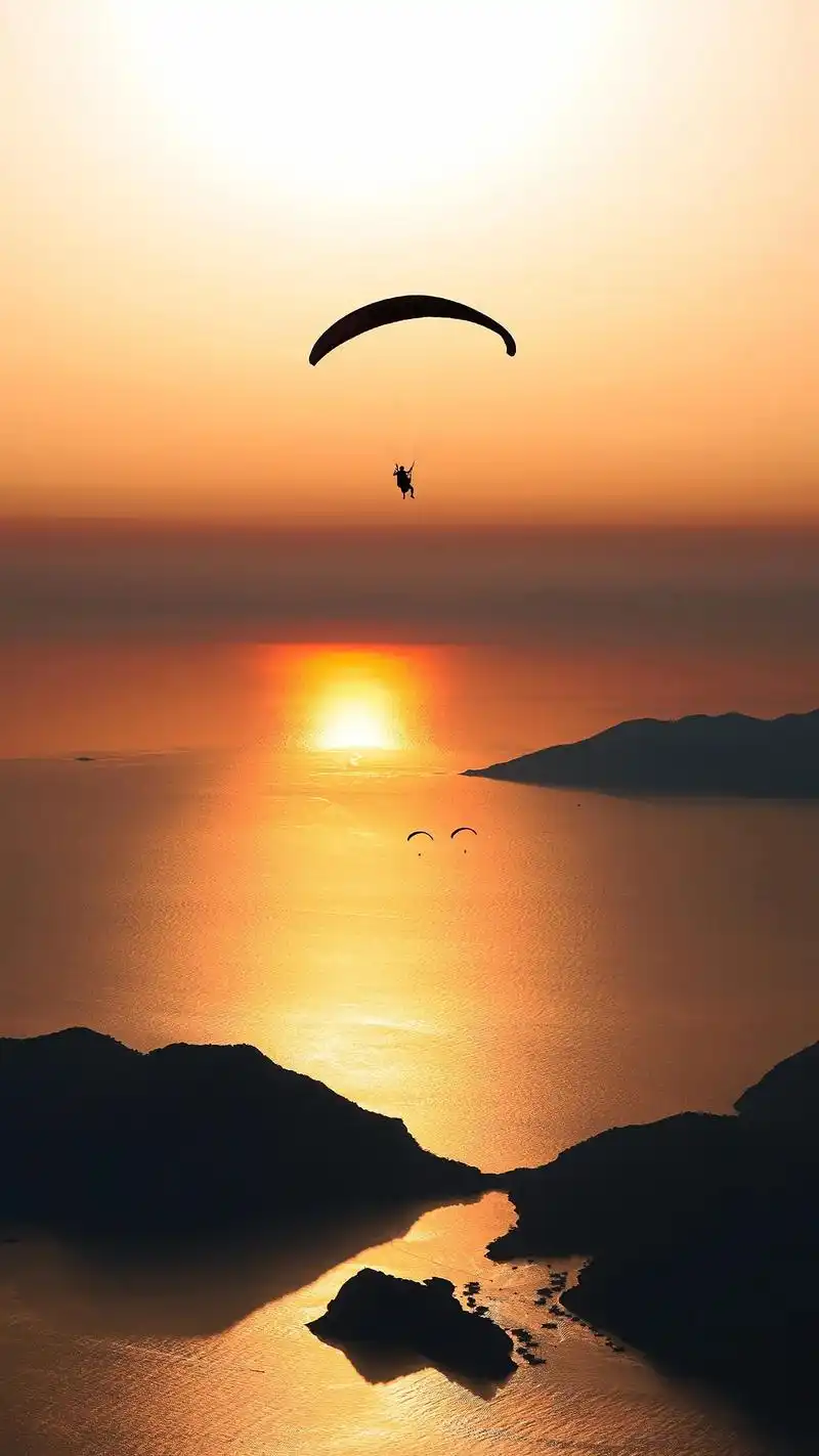 在黄昏时分,大自然笼罩在一层温柔的光芒中,仿佛散 - 抖音