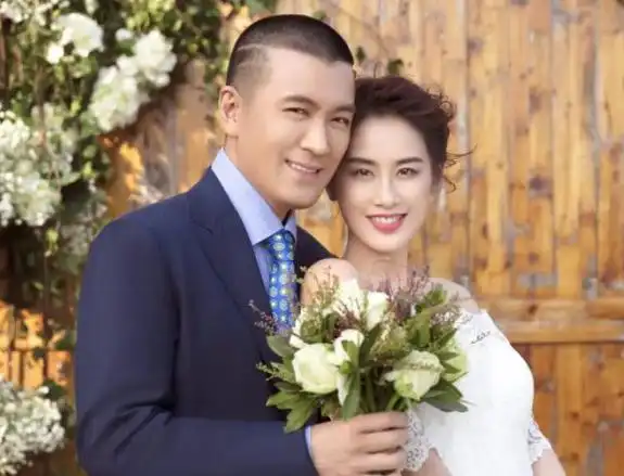 杨子和黄圣依在一起走过了16年的风风雨雨,曾经黄圣依因为杨子还背负