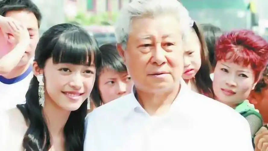 回顾王心刚照顾患病妻子62年孩子们成富翁他却想做普通老头