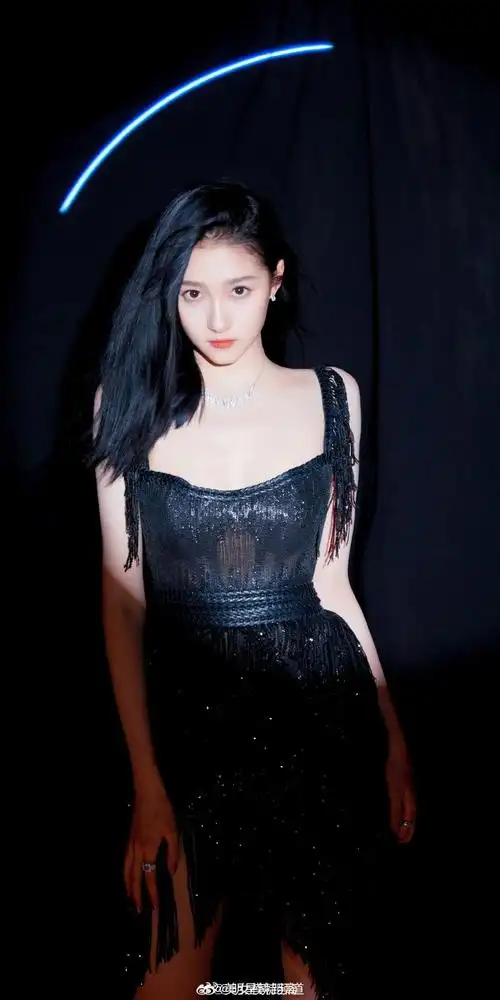 关晓彤大长腿一字带高跟鞋