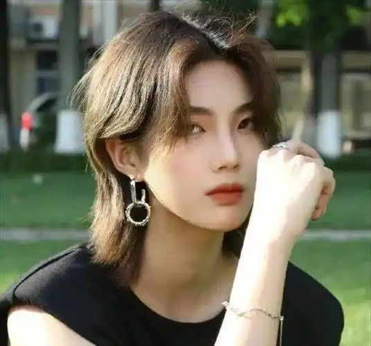 带修颜减龄发型,这款文艺短发发型不要错过了,显脸小又好看,很值得一
