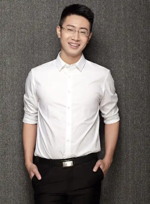 北京广播电视台主持人左美哲(左)与河北广播电视台主持人张泽华(右)