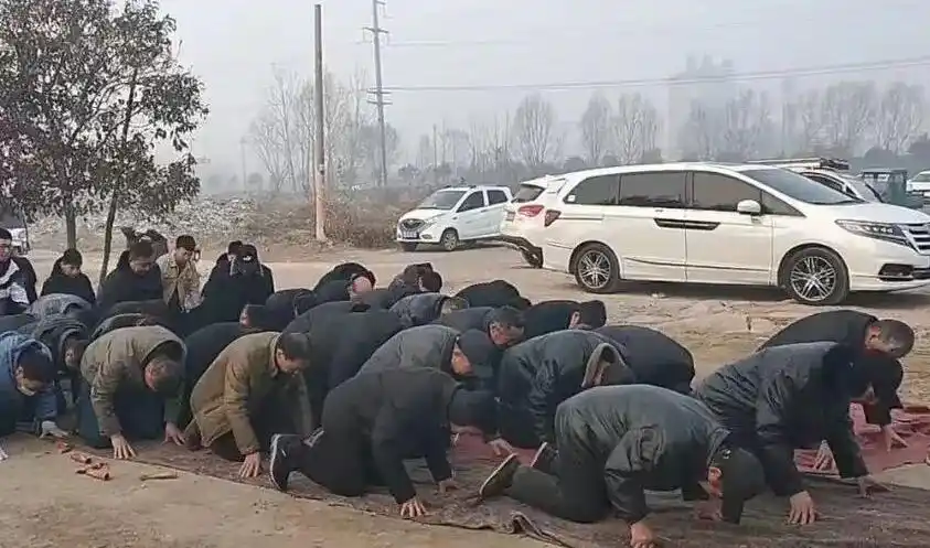 春节磕头到底好不好?作为山东人,我必须说:有人跪久了站不起来