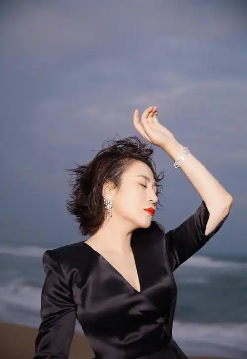 简介:马丽性感靓丽黑裙写真图片,分享一组马丽图片给大家,图中的明星