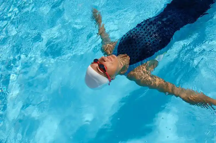 仰泳,游泳,西方人,一个人,运动员,体育馆,游泳池,伸展双臂,横图,俯视