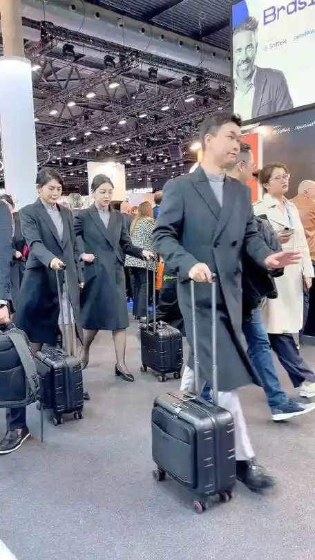 这是华为在展会的客工部,都是美貌与智慧并存的精英,据说精通6门以上