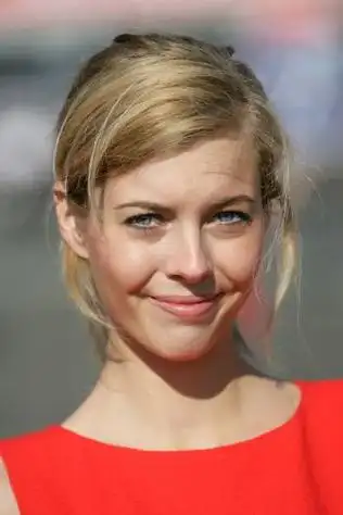 图文:[f1]英国大奖赛美女 笑不露齿