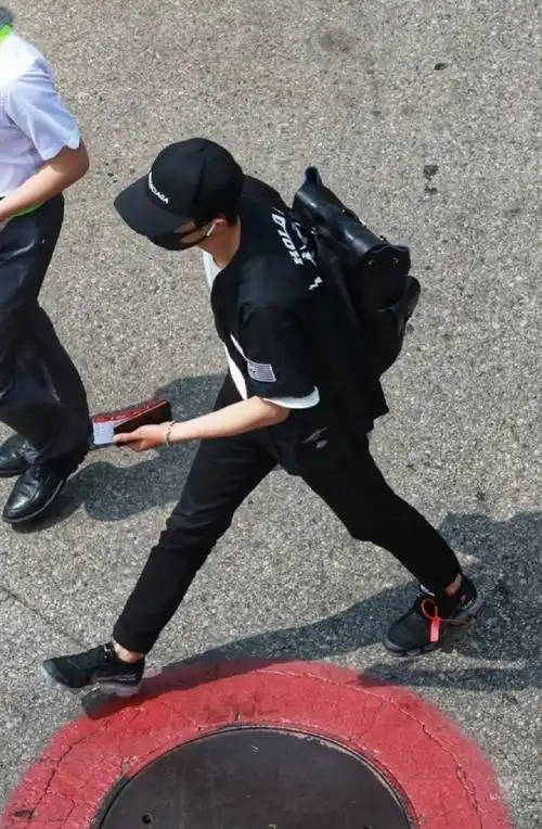 内娱九头身身材的明星#必须96身材优越的肖战比例绝佳 走路带风