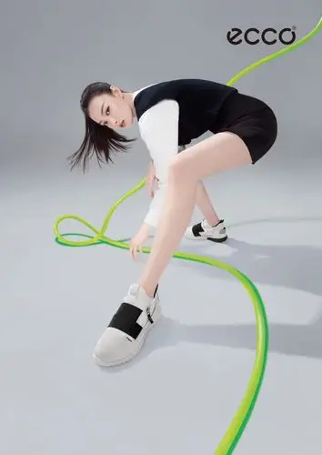 倪妮性感写真照穿衣大胆放得开身材曲线真迷人